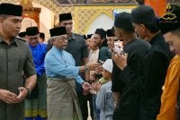 Al-Sultan Abdullah menyantuni rakyat ketika berkenan berangkat menyempurnakan Majlis Perasmian Masjid Kampung Teluk Gading, Kuala Rompin pada Jumaat. Foto FB KESULTANAN PAHANG