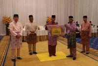 Sultan Kedah (tengah) berkenan secara simbolik menyampaikan kotak kurniaan berupa barangan makanan kepada penerima yang telah dikenal pasti kepada Pegawai Daerah.