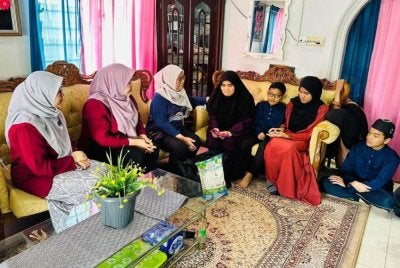 Siti Hasmah (empat dari kanan) dalam keadaan sugul ketika dikunjungi Kalsom baru-baru ini.