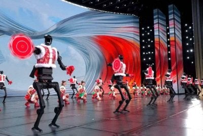 Robot humanoid membuat persembahan sempena 'Spring Festival Gala' menjelang ambang malam Tahun Baharu Cina. 