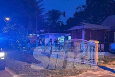 Polis menahan seorang wanita selepas didakwa menikam leher ibunya dengan senjata tajam iaitu alat pembuka tin.