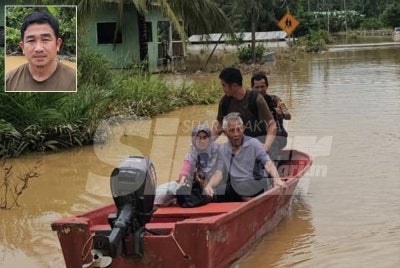 Zulfikar (gambar kecil) mendapatkan bantuan pasukan penyelamat untuk membawa bapanya keluar dari kampung ke hospital.