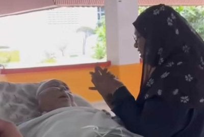 Hashim yang mendapat rawatan di Hospital Tuanku Fauziah dipindahkan ke Hospital Pulau Pinang bagi menjalani rawatan lanjut. - Foto: Tiktok Husna