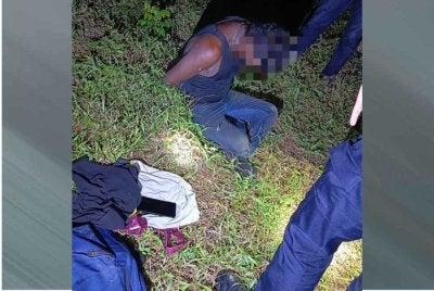 Anggota polis bantuan menangkap seorang lelaki yang disyaki mencuri kabel di Kempas Baru-Kulai - Foto: KTMB