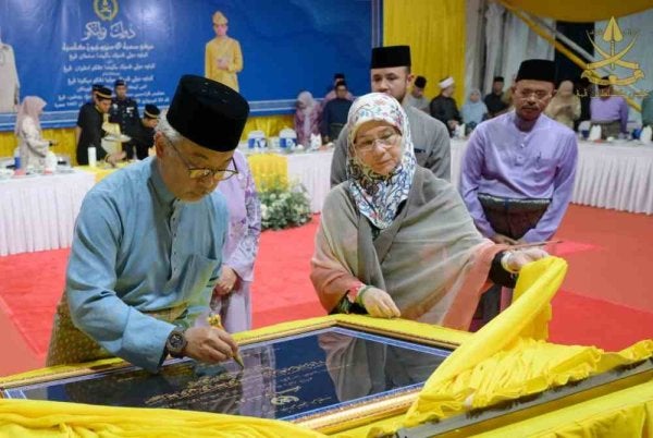 Al-Sultan Abdullah diiringi Tunku Azizah berkenan menandatangani plak sempena Majlis Perasmian Masjid Kampung Teluk Gading, Kuala Rompin yang dimasyhurkan nama Masjid Tengku Mahkota Tengku Hassanal Ibrahim Alam Shah. Foto FB Kesultanan Pahang