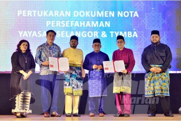 Amirudin (tiga dari kanan) menyaksikan pertukaran dokumen nota persefahaman bersama Yayasan Selangor dengan TYMBA (kiri) - Foto: SINAR HARIAN/ASRIL ASWANDI MOHD SYUKUR
