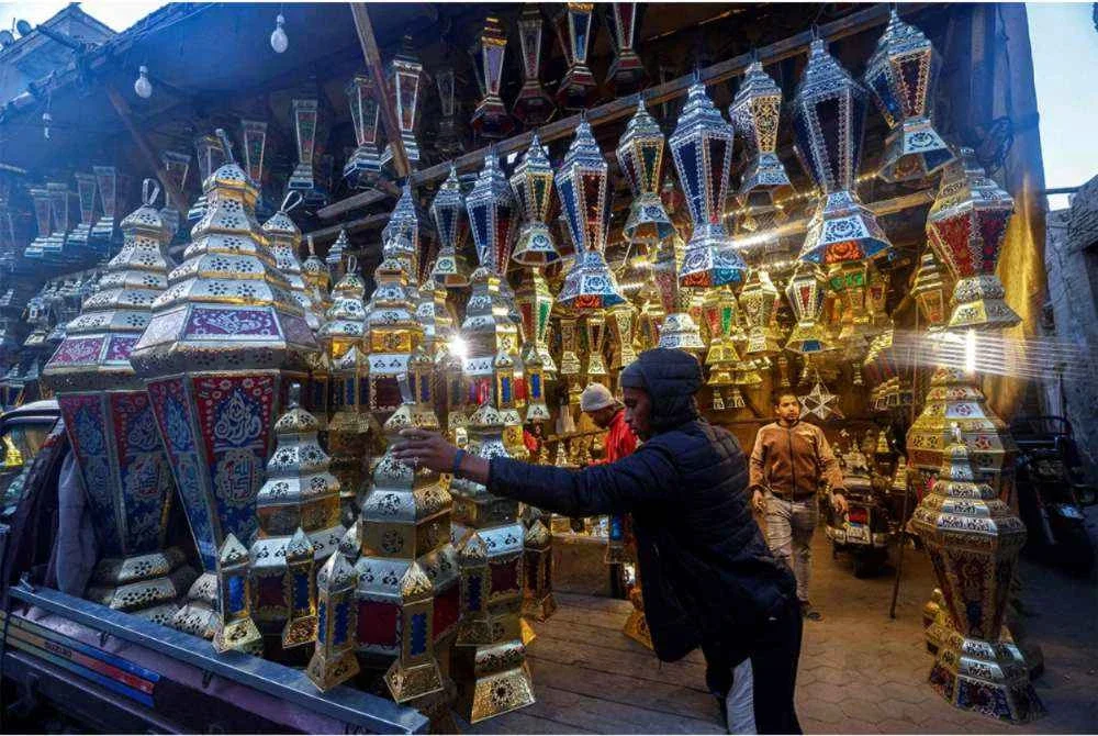 Lentera warna-warni digelar sebagai fanous menghiasi malam sepanjang Ramadan sebagai simbol kegembiraan dan cahaya pada bulan suci.