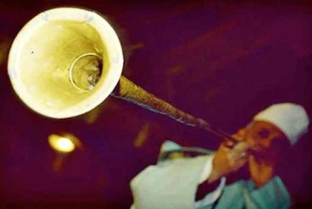 Pemanggil tradisional digelar nafar akan berjalan di sekitar kampung atau bandar pada awal pagi sambil memainkan alat muzik tradisional untuk membangunkan penduduk supaya bersiap untuk bersahur.