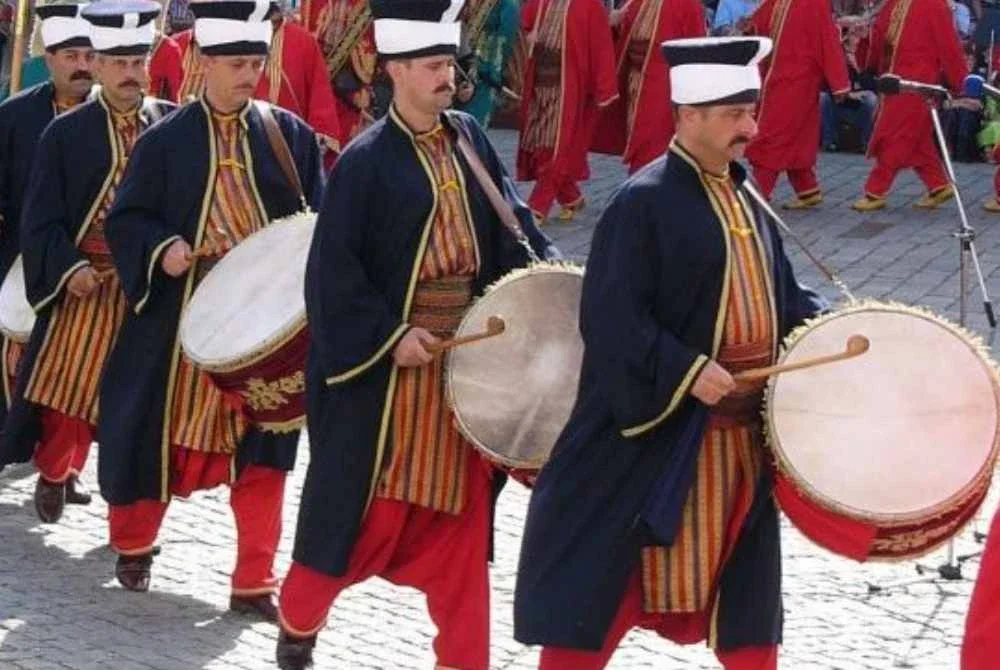 Komuniti Rom mempunyai tradisi unik yang mana mereka menyanyikan lagu tradisional keagamaan diiringi alat muzik lodra pada waktu berbuka dan bersahur setiap hari.