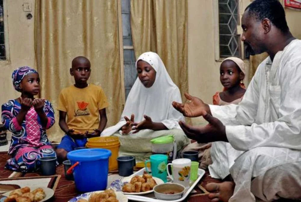 Komuniti Islam di Cameroon mengambil peluang untuk berkongsi rezeki ketika berbuka puasa dengan membuka pintu kepada sesiapa sahaja yang memerlukan makanan.