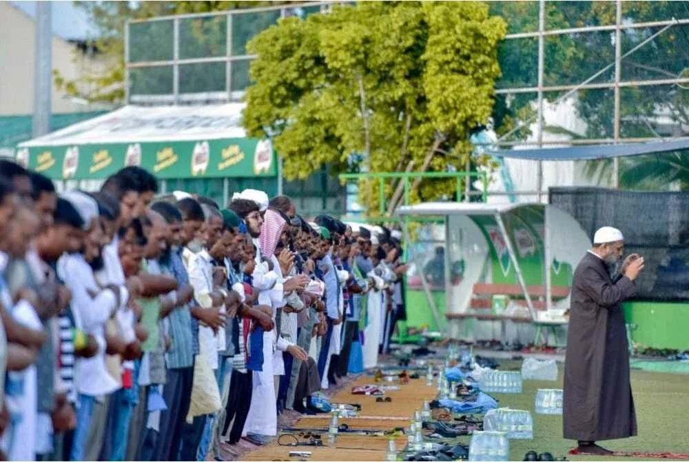 Komuniti Islam di Maldives mengamalkan tradisi berzikir melalui bentuk puisi khas digelar Raivaru. 