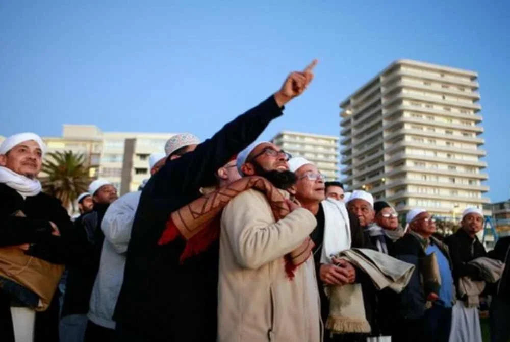 Pemerhati anak bulan atau maan kykers menjadi tradisi istimewa bagi menandakan berakhirnya bulan Ramadan.