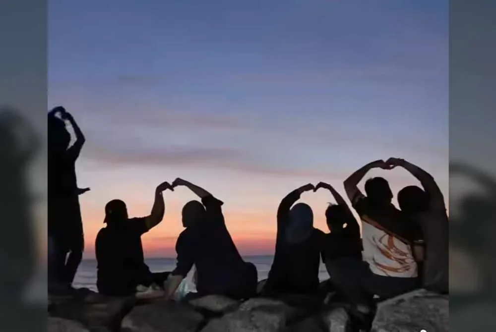 Pengunjung boleh menikmati angin laut, pemandangan matahari terbenam yang mempesonakan serta suasana santai jauh daripada kesibukan kota.