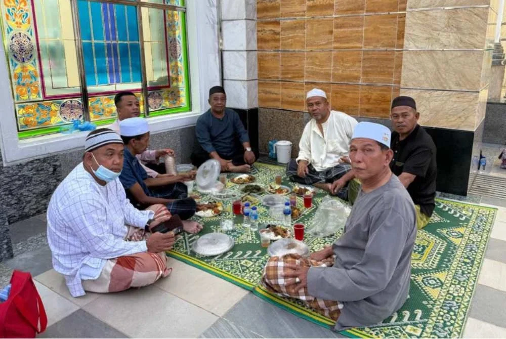 Orang ramai berbuka puasa di pekarangan Masjid Andalusia. 
