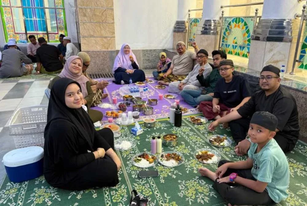 Berbuka sambil merapatkan hubungan menjadi amalan tradisi sepanjang bulan Ramadan di Masjid Imanul Faizin atau lebih dikenali jolokan Masjid Andalusia di Padang Kala di sini.