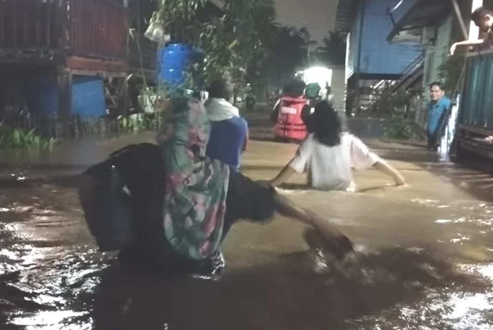Hujan berterusan selama beberapa jam sejak malam Sabtu menyebabkan beberapa kawasan di Tawau dinaiki air.