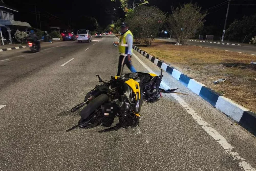 Mangsa dipercayai gagal mengawal motosikal yang ditunggang lalu terbabas dan melanggar pembahagi pejalan kaki di tengah jalan. Foto Polis