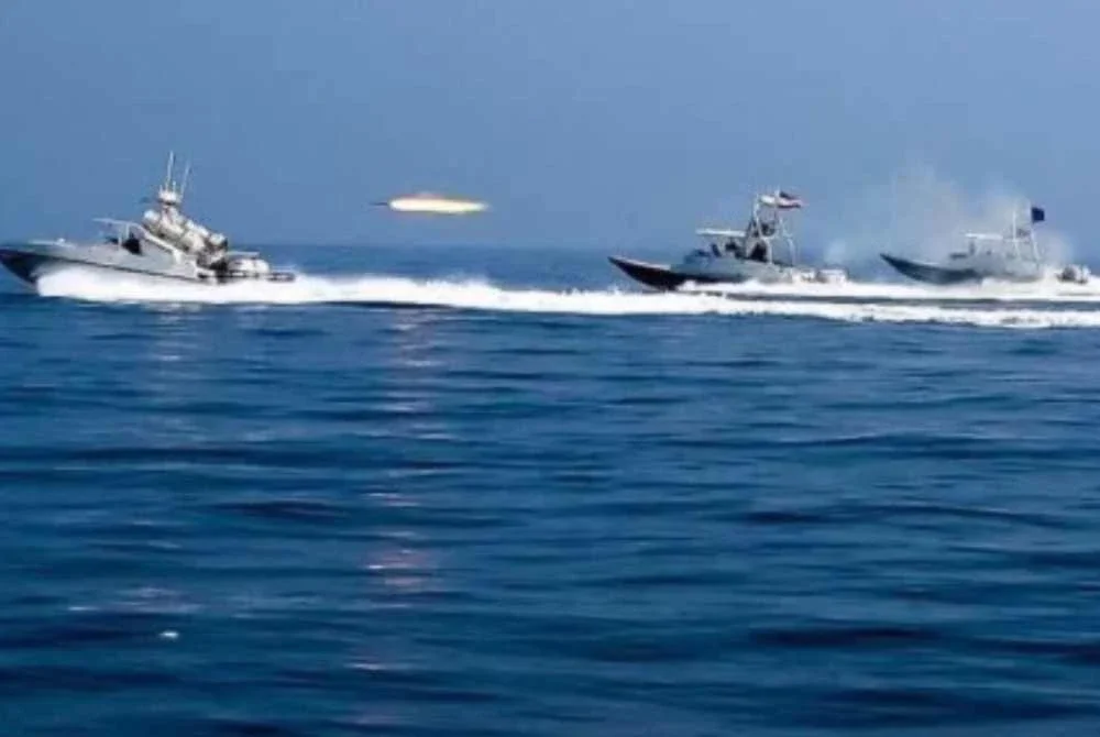 Anggota IRGC mengadakan latihan ketenteraan di Selat Hormuz. Foto Agensi