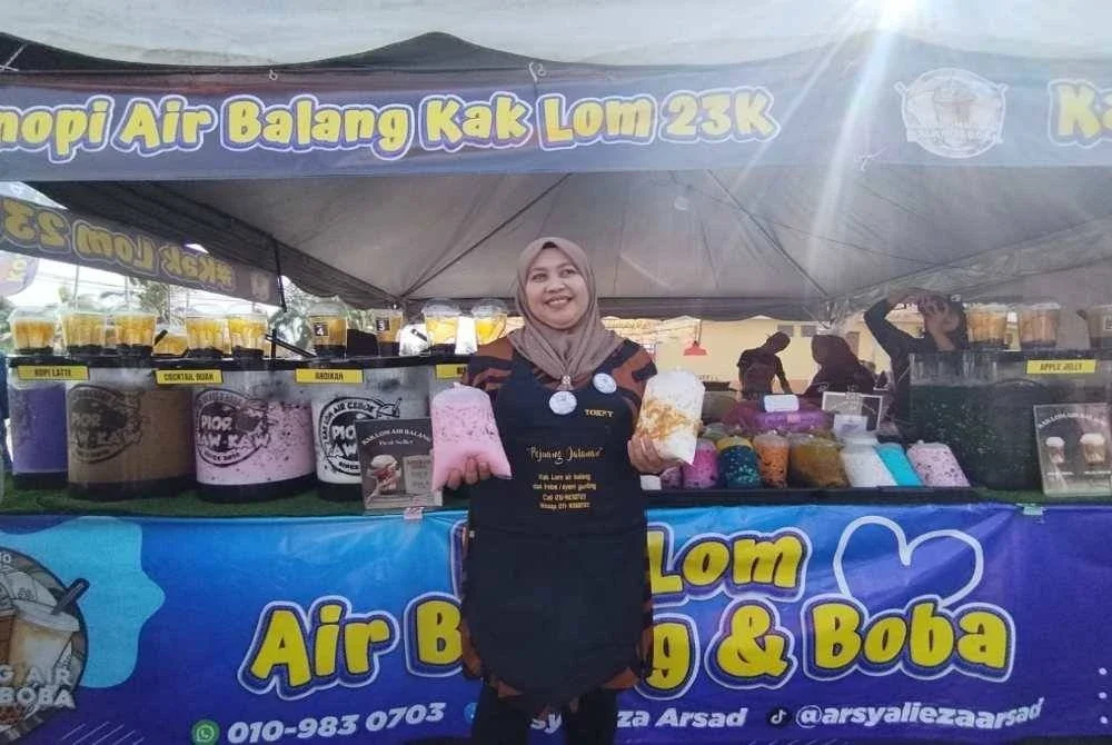 Arsyalieza menunjukkan air balang yang dijual di di Bazar Ramadan Kampung Raja, Besut, Terengganu.