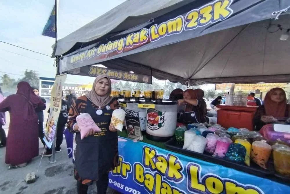 Arsyalieza menunjukkan air balang yang dijual di di Bazar Ramadan Kampung Raja, Besut, Terengganu. 