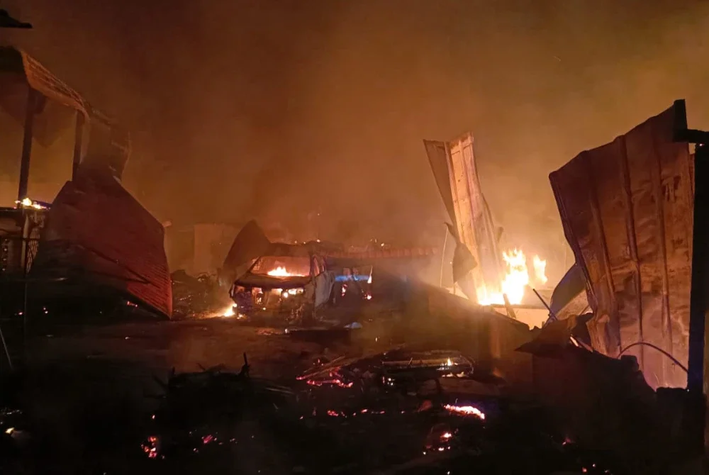 Seramai 21 individu hilang tempat tinggal apabila rumah mereka terbakar dalam kejadian awal pagi Ahad. Foto JBPM