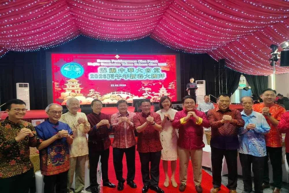 Kor Ming (tengah) ketika menghadiri Majlis Sambutan Tahun Baharu Cina Dewan Perhimpunan Cina Perak di sini pada Ahad.

