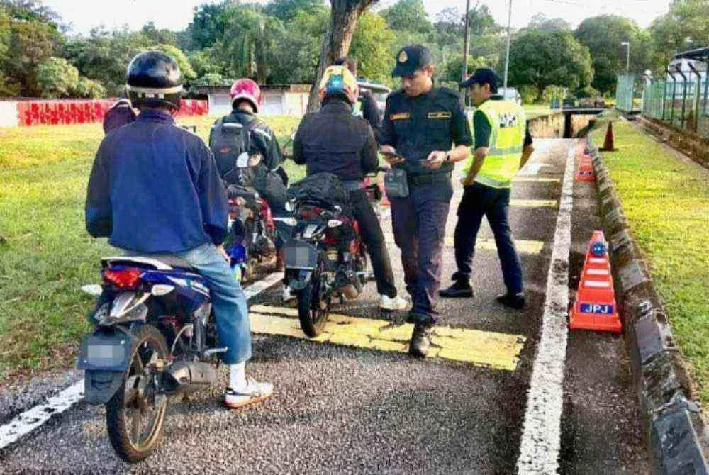 Bahagian Penguat Kuasa JPJ Pahang mengeluarkan 67 notis saman menerusi Ops Khas Motosikal di sekitar bandar raya ini. Foto FB JPJ Pahang