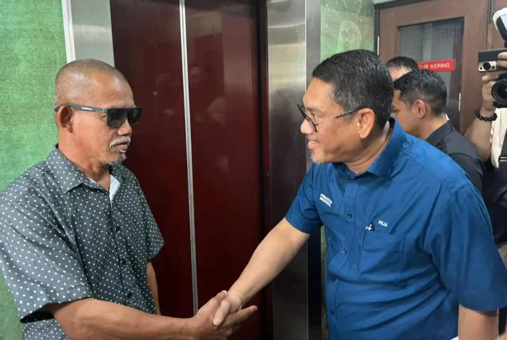 Ahmad Faizal (kanan) tiba di Pejabat Pas Pusat bagi menghadiri Mesyuarat Tertinggi PN pada Ahad.