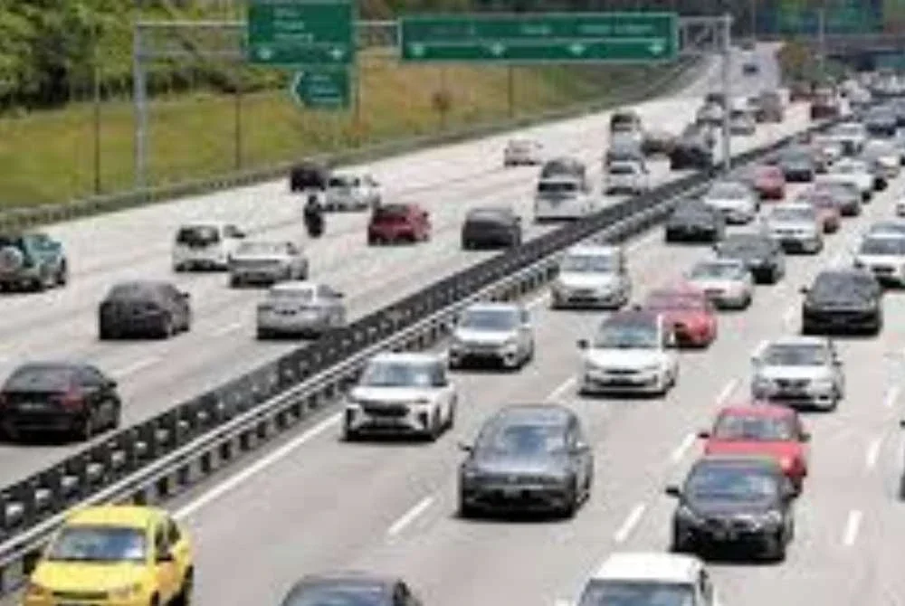Aliran trafik perlahan di beberapa lebuh raya utama di Semenanjung Malaysia menghala ke Kuala Lumpur pasca cuti panjang Tahun Baharu Cina dan awal Ramadan. Gambar hiasan