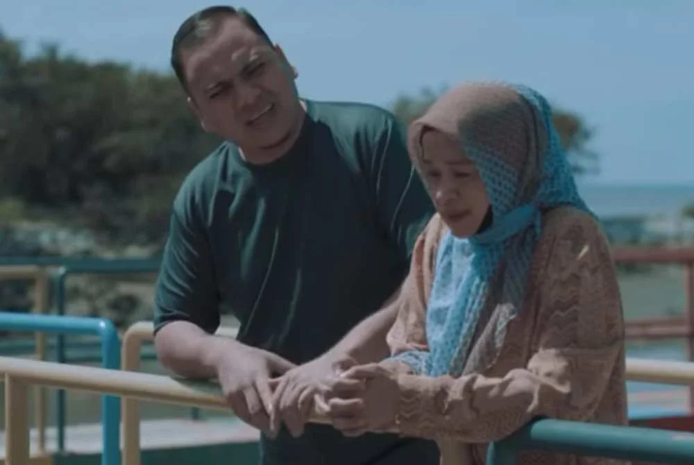 Lakonan cemerlang Ustaz Ahmad Husam dan Noorkhiriah dalam Sebelah Hati.