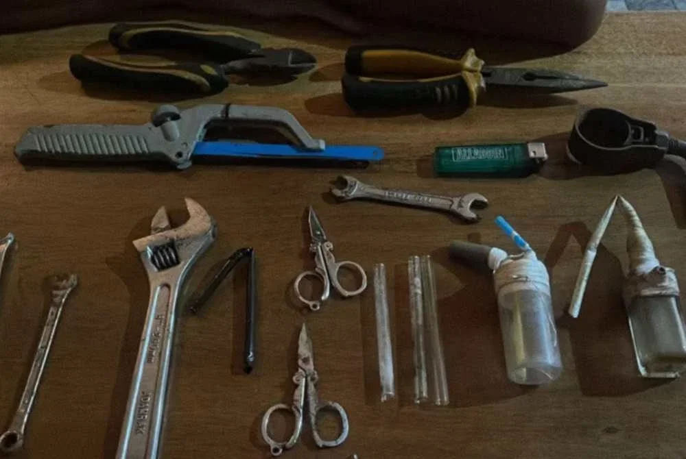 Antara barang disyaki digunakan suspek untuk melakukan jenayah pecah rumah di Kanchong Darat. Foto: Facebook My Kuala Langat