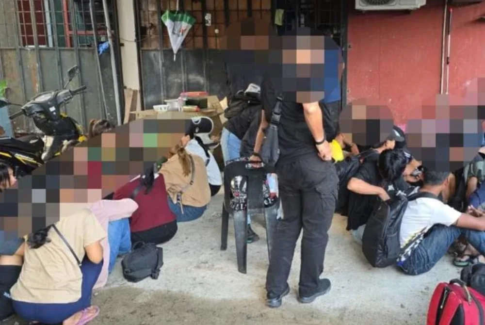 Kumpulan PATI yang ditahan imigresen dalam serbuan di Kota Bharu. - Foto: Imigresen