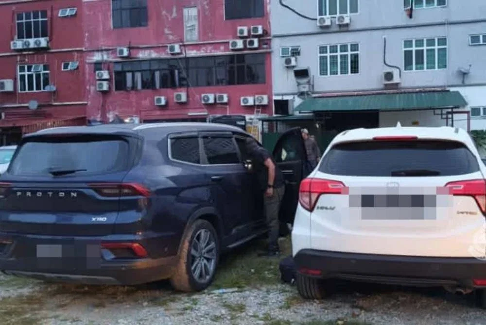 Kenderaan yang digunakan untuk mengangkut PATI. - Foto: Imigresen