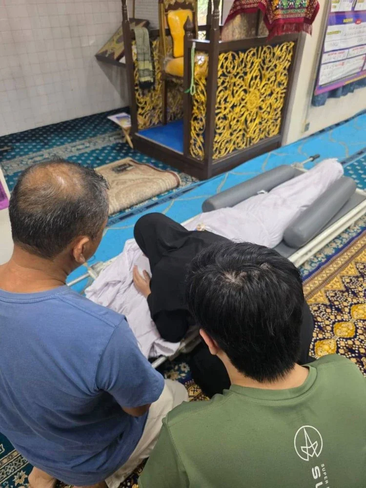 Norzatulcima mencium suaminya buat kali terakhir di Masjid Jamek Gemencheh Lama, di sini.