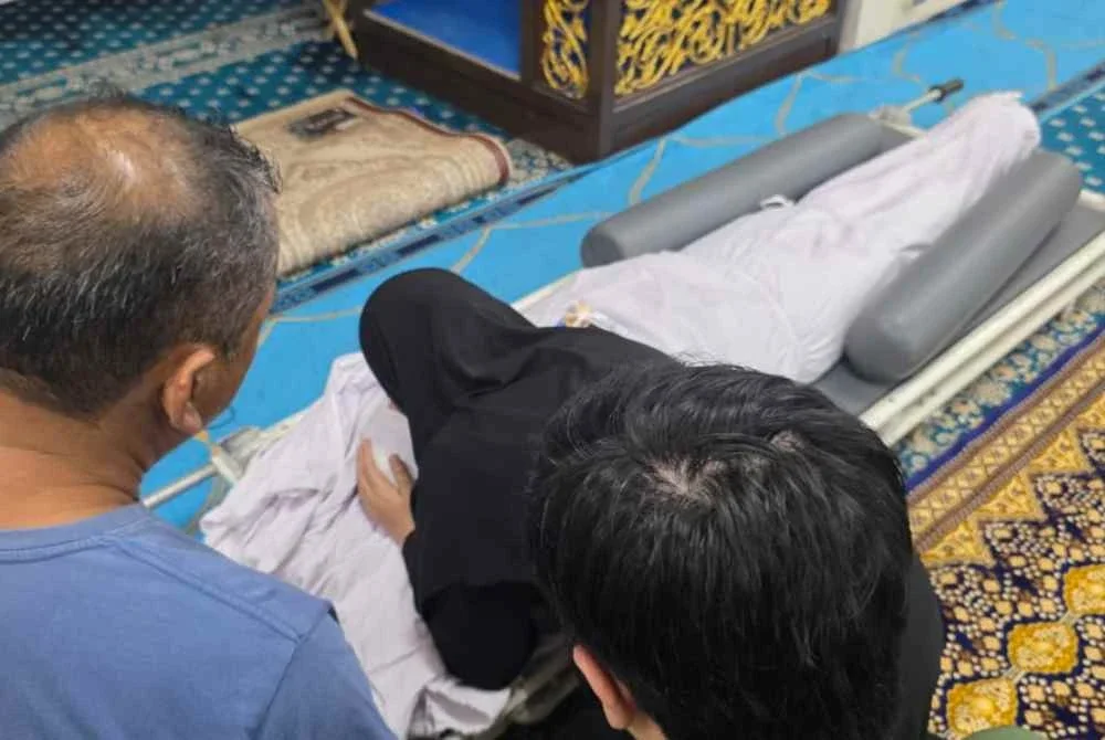 Norzatulcima mencium suaminya buat kali terakhir di Masjid Jamek Gemencheh Lama, di sini.