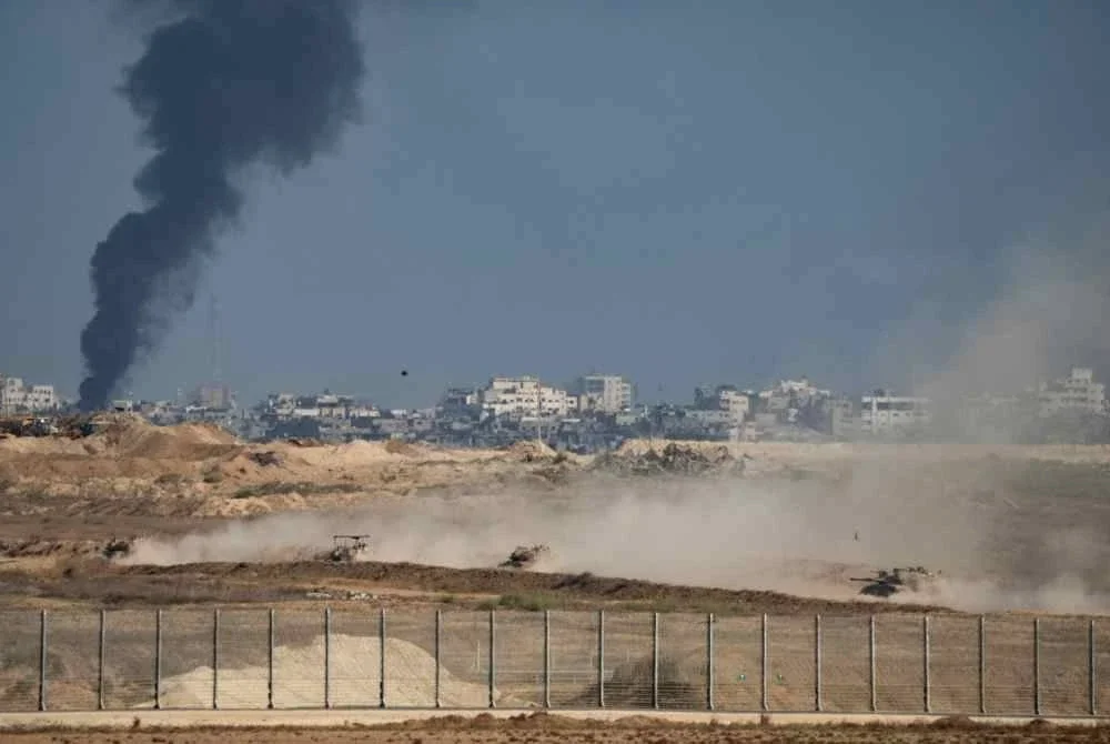 Kereta kebal tentera Israel bergerak di Genting Gaza. -foto AFP