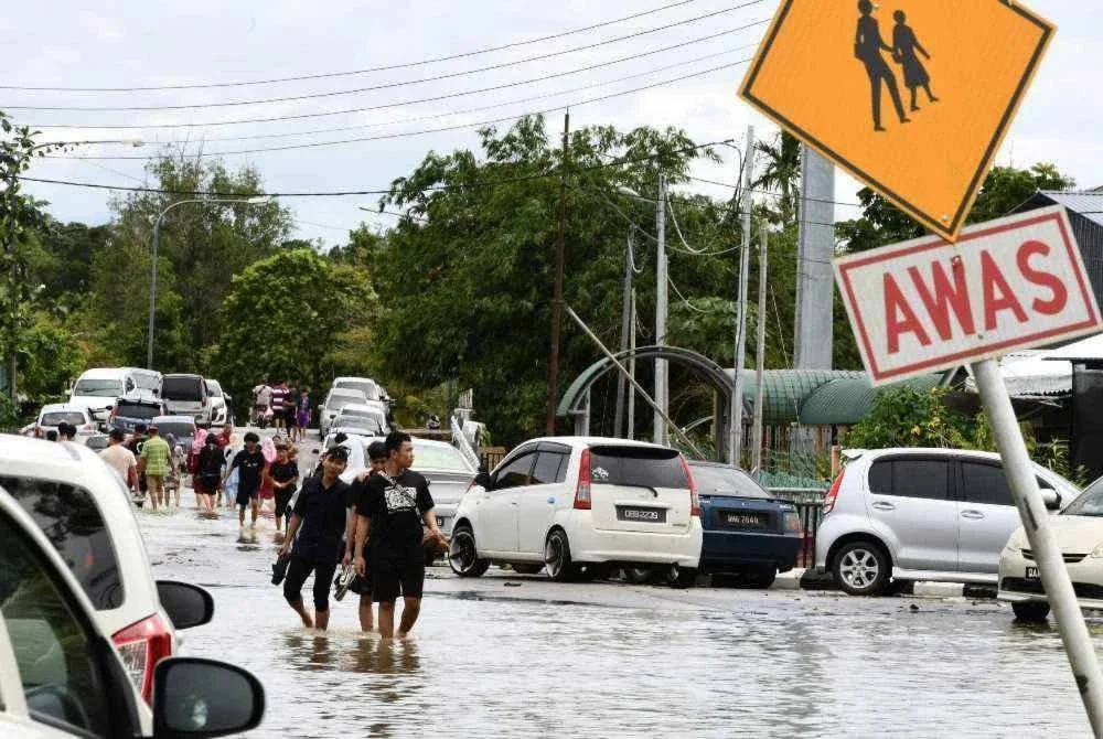 Situasi banjir di Sarawak pulih sepenuhnya berikutan satu-satunya pusat pemindahan sementara (PPS) yang beroperasi iaitu Masjid Darul Istiqlaal, dekat sini, ditutup. - Bernama