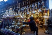 Lentera warna-warni digelar sebagai fanous menghiasi malam sepanjang Ramadan sebagai simbol kegembiraan dan cahaya pada bulan suci.