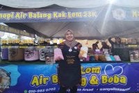 Arsyalieza menunjukkan air balang yang dijual di di Bazar Ramadan Kampung Raja, Besut, Terengganu.