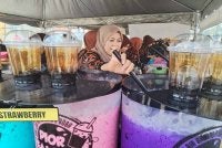 Arsyalieza menyediakan air balang yang dijual di di Bazar Ramadan Kampung Raja, Besut, Terengganu.