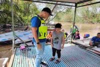 Hadzrat Hussien bersama kanak-kanak malang itu ketika operasi mencari dan menyelamat bapanya yang dikhuatiri lemas di Sungai Parit Bugis, Pontian.