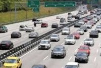 Aliran trafik perlahan di beberapa lebuh raya utama di Semenanjung Malaysia menghala ke Kuala Lumpur pasca cuti panjang Tahun Baharu Cina dan awal Ramadan. Gambar hiasan 