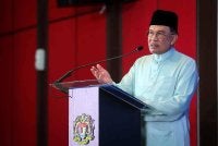 Perdana Menteri Datuk Seri Anwar Ibrahim berucap pada Majlis Berbuka Puasa Bersama Perdana Menteri dan Peluncuran Rakan Masjid X Rakan Muda Ramadan di Masjid Wilayah Persekutuan hari ini. - foto Bernama
