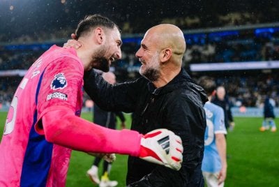 Guardiola dan penjaga gol, Gianluigi Donnarumma meraikan kemenangan City ke atas Newcastle di Stadium Etihad pada awal pagi Ahad. Foto FB Manchester City