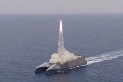 Gambar edaran yang dikeluarkan laman rasmi Sepanews milik IRGC pada 17 Februari 2026 menunjukkan pelancaran roket semasa latihan ketenteraan oleh anggota IRGC dan tentera laut di Selat Hormuz. Foto Agensi