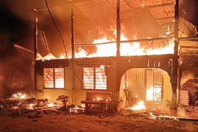 Empat unit rumah di Permatang Kerai Besar musnah dalam kebakaran awal pagi Ahad. Foto JBPM