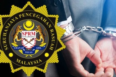 SPRMTerengganu menahan seorang Exco kerajaan negeri kerana disyaki menyalahgunakan jawatan dan kedudukannya dengan mengarahkan dua anaknya diambil bekerja di sebuah syarikat berkaitan kerajaan (GLC).