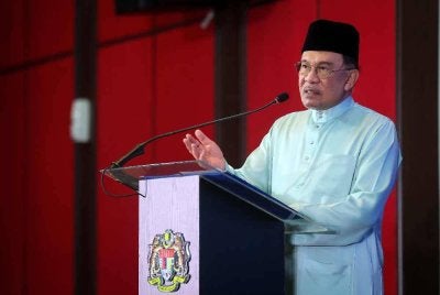 Perdana Menteri Datuk Seri Anwar Ibrahim berucap pada Majlis Berbuka Puasa Bersama Perdana Menteri dan Peluncuran Rakan Masjid X Rakan Muda Ramadan di Masjid Wilayah Persekutuan hari ini. - foto Bernama