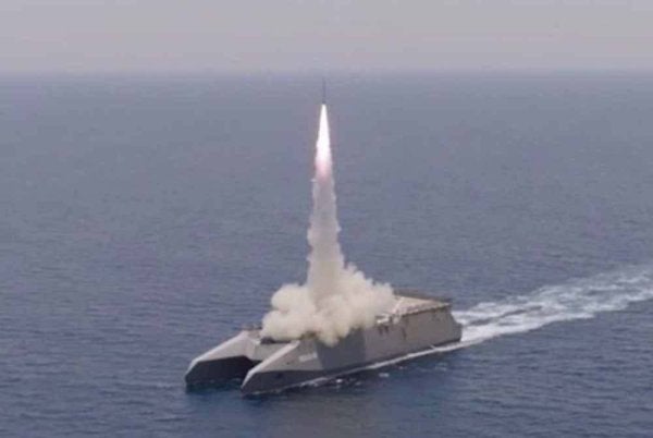 Gambar edaran yang dikeluarkan laman rasmi Sepanews milik IRGC pada 17 Februari 2026 menunjukkan pelancaran roket semasa latihan ketenteraan oleh anggota IRGC dan tentera laut di Selat Hormuz. Foto Agensi