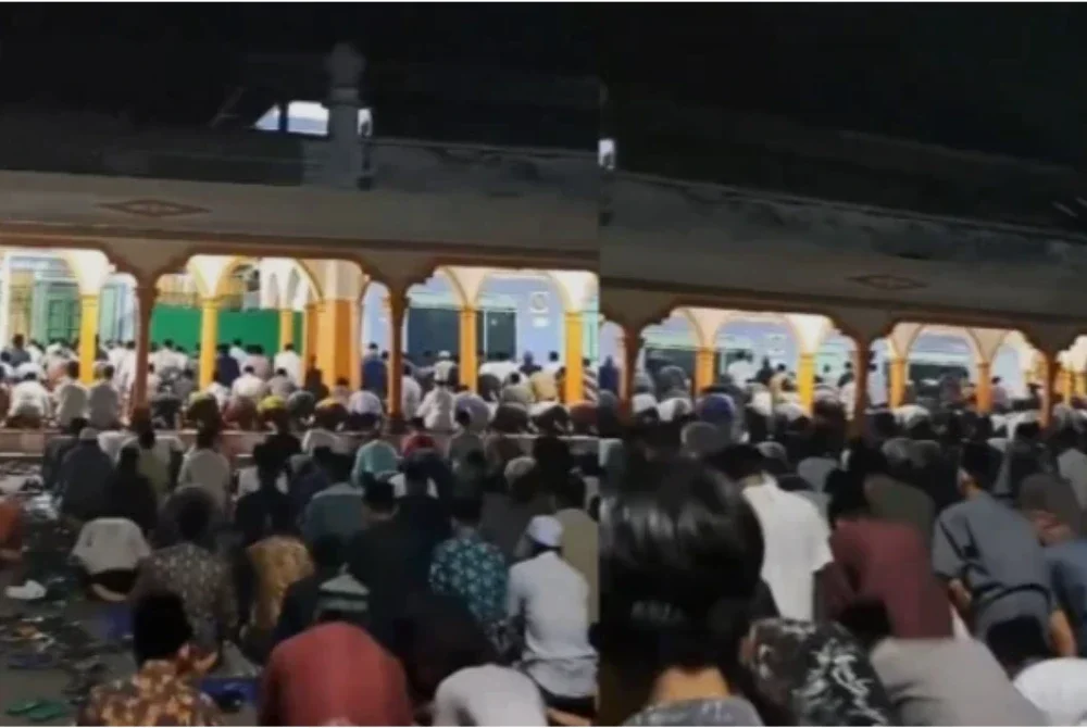 Suasana orang ramai menunaikan solat Tarawih kilat. Foto Agensi